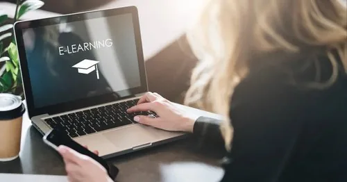 Formanda em aprendizagem online numa plataforma e-learning - formação a distância com o modelo COM-TEC®